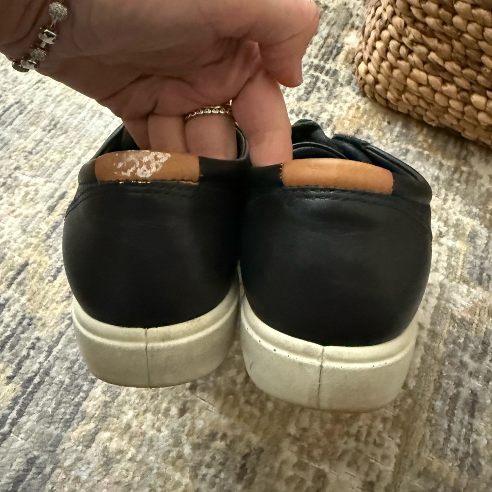 Ecco Black Leather women’s lace up Sneakers - Picture 3 of 7